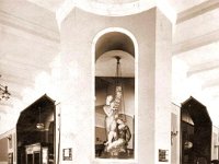 Kavana »Medulić«, povijesni interijer, keramoskulptura 'Djevojka i harmonikaš' Stelle Skopal iz 1927. godine  Titula najotmjenije i najljepše zagrebačke kavane dugo je pripadala kavani Corso. Tijekom 19. stoljeća, pečat zagrebačkom kavanskom životu davale su: Kazališna kavana, Kavana Medulić, Central, Zagreb i Mala kavana. Otmjeni bečki kavanski stil bio je uzor mnogim kavanama koje ga manje ili više uspješno oponašaju.